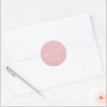 Pegatina Redonda Boda Simple Rosa Moderna<br><div class="desc">Pegatinas de boda elegantes con un diseño simple y minimalista con "Nos Casamos" en una tipografía de letra contemporánea. Un diseño clásico con un toque moderno.</div>