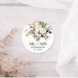Pegatina Redonda Boda Sr. Sra. pampas hierba, eucalipto botánico<br><div class="desc">Boda Sr. y la Sra. pampas hierba,  eucalipto botánico negro y blanco moderno fiesta de boho decoración regalo pegatina.</div>