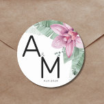 Pegatina Redonda Boda Tropical con Flores Modernas<br><div class="desc">Pegatina redonda clásica con monograma de boda floral tropical en acuarela moderna. Un diseño tropical que abraza la belleza tranquila de la naturaleza mezclada con un toque juguetón que seguramente te ayudará a divertirte. Una mezcla de calmantes hojas tropicales verdes y flores de orquídea moradas y rosadas suaves con otro...</div>