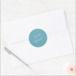 Pegatina Redonda Boda turquesa en la playa azul<br><div class="desc">Estos stickers de boda muestran el nombre de la novia y del novio en un estilo de letra moderno con letras a mano sobre un sólido color azul turquesa. Utilícelos para sellos para sobres bodas o favores partidarios. Para ver los elementos coincidentes de Victoria Grigaliunas visita DoTellABelle en Zazzle en...</div>
