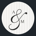 Pegatina Redonda Boda y símbolo de guión de monograma de banda<br><div class="desc">Añada un toque de elegancia eterna a su suite boda con nuestro Pegatina Boda Preppy Luxury. Con sus monogramas personalizados en un tipo de letra serif refinado, junto con una elegante ampersa en caligrafía clásica, este diseño es un guiño al encanto del dinero antiguo y la simplicidad elevada. Enmarcado por...</div>