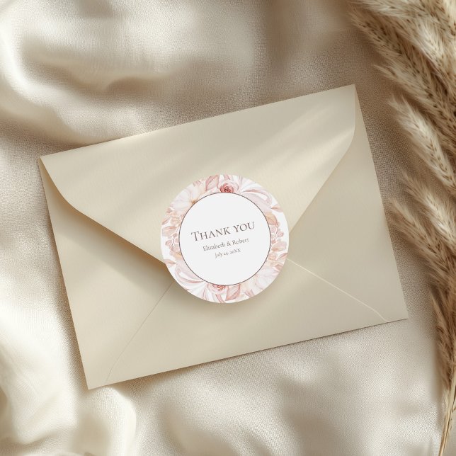 Pegatina Redonda Boho Boda Floral Blanco y Rosa Gracias (Boho White and Pink Floral Wedding Thank You Classic Round Sticker on an elegant wedding envelope.)