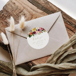 Pegatina Redonda Boho Floral de la pluma de oro Gracias Favor de la<br><div class="desc">Este minimalista de plumas doradas, boho floral, gracias a la boda, es perfecto para un boda rústico. El diseño está formado por plumas salvajes marrones pintadas a mano, flores amarillas, blancas, violetas, rosas, ruidosas, burdeos y bayas azules dispuestas en bonitos ramos. Haga que el pegatina le asigne las etiquetas propias,...</div>