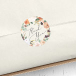 Pegatina Redonda Boho florece floral moderna Gracias a ti<br><div class="desc">Los pegatinas de la moda Boho muestran "gracias" en un elegante guión de caligrafía rodeado por una corona de flores acuarelas y follaje en tonos tierra inspirados en el desierto pastel,  en tonos verde sabio,  melocotón,  marfil y blanco.</div>