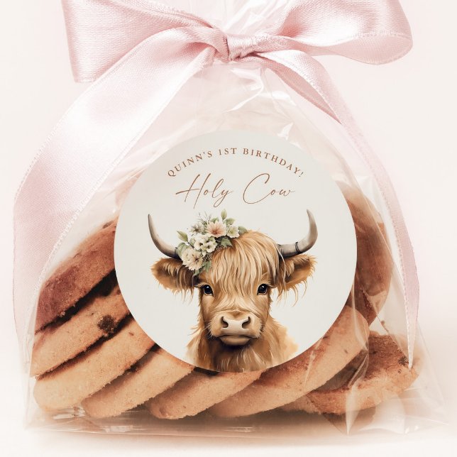 Pegatina Redonda Boho Highland Fiesta de cumpleaños de vacas (Holy Cow Kids Birthday Party Favor or Envelope Tag Sticker.)