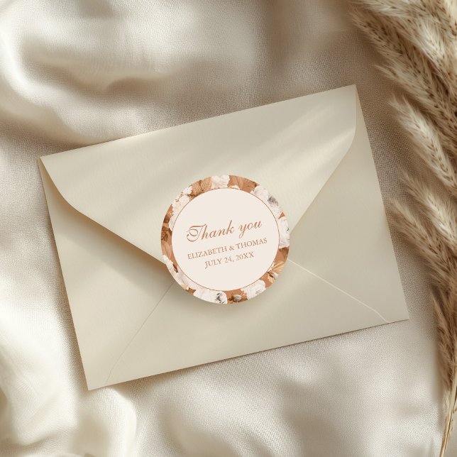 Pegatina Redonda Boho Terracotta y Cream Peonies Gracias (Boho Terracotta and Cream Peonies Thank You Classic Round Sticker on a wedding envelope.)