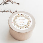 Pegatina Redonda Boho Wildflower Floral Butterfly Wedding<br><div class="desc">El Boho Wildflower Floral Butterfly Boda Classic Round Pegatina presenta un hermoso ramo de flores silvestres y delicados ilustraciones de mariposas.</div>