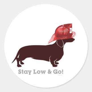 Pegatina Redonda Bombero de Dachshund "permanece bajo"