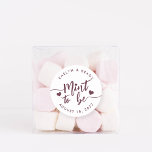 Pegatina Redonda Borgoña | Menta a ser favorita de boda personaliza<br><div class="desc">Pegatinas de favores matrimoniales de Punny presentan "menta para ser" en escritura con letras de vino de borgoña acentuada con corazones. Personalice su nombre y fecha de boda.</div>