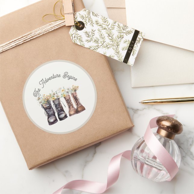 Pegatina Redonda Botas de senderismo La aventura comienza (Regalar)