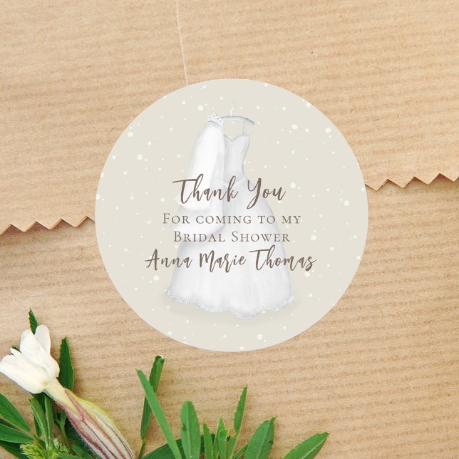 Pegatina Redonda Bridal Shower Gracias Personalizado de traje (Bridal shower thank you favor sticker. )