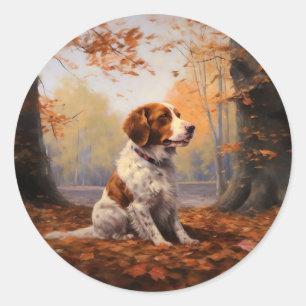 Pegatina Redonda Brittany Spaniel en otoño inspira caída de hojas