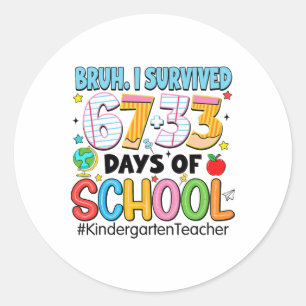 Pegatina Redonda Bruh Sobreviví 67+33 Días De Escuela Kindergarten