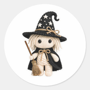 Pegatina Redonda Bruja Blanca de estilo Amigurumi cosida con escoba