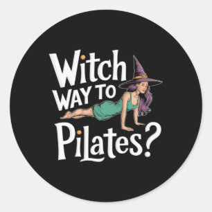 Pegatina Redonda Bruja camino a Pilates divertido Halloween Pilates