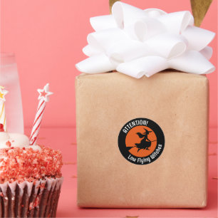 Pegatina Redonda Bruja en la habitación