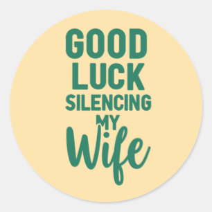Pegatina Redonda Buena suerte silenciando a mi esposa - Audaz Cita 