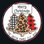 Pegatina Redonda Buffalo personalizado Plaid Gingham Christmas Tree<br><div class="desc">Personalizado con nombre y fecha establecida Deslumbrado de búfalo negro y blanco,  gingham rojo y negro,  leopardo impreso pegatinas de Árboles de Navidad para su fiesta Navidad.</div>