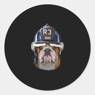 Pegatina Redonda Bulldog inglés gruñón con casco para bomberos