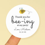 Pegatina Redonda Bumble Bee Fiesta Gracias Por Favor Tags<br><div class="desc">Etiquetas de favores de abejas,  etiquetas de regalo de abejas,  pegatinas de cumpleaños de abejas,  pegatinas de cumpleaños de abejas torpes,  etiqueta de favor de abejas melíferas</div>