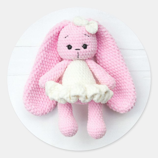 Pegatina Redonda Bunny de crochet rosa - Diseño de arte artesanal (Anverso)