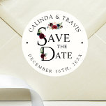 Pegatina Redonda Burgundy Bouquet | Guardar el Boda de fechas<br><div class="desc">Un conjunto de pegatinas con temática floral de color burdeos exclusivo de Save the Date adaptado específicamente a su futuro boda. Estos pegatinas son una sola pieza de la gran colección de bodas Bouquet de Borgoña. Visite la colección o el almacén de colores de la jungla para ver más elementos...</div>