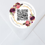 Pegatina Redonda Burgundy florals boda de código geométrico de oro<br><div class="desc">Decorado con rosas de color agua en burdeos y rosa. Elegante fondo blanco. Un marco geométrico de oro falso. Añade tu url para el sitio web de tu boda.</div>