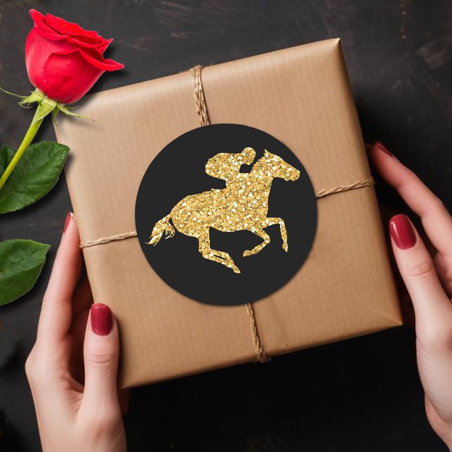 Pegatina Redonda Caballo de Purpurina de oro en Fiesta Black Derby (Gold faux glitter racehorse Derby party round black stickers 3" (smaller size available, too.))