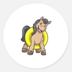 Pegatina Redonda Caballo en la playa con anillo de natación