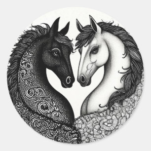 Pegatina Redonda Caballos Negros y Blancos 🐴 Arte de Dueto Equino 