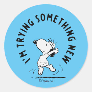 Pegatina Redonda Cacahuetes   Snoopy Tramitando Algo Nuevo