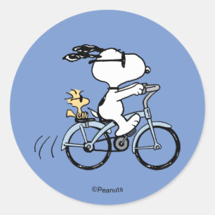 Pegatina Redonda Cacahuetes   Snoopy y Woodstock en bicicleta