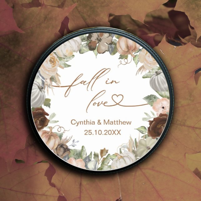 Pegatina Redonda Cae en amor Floral y calabaza otoñal ruidosa (#zazzlemade #fallinlove #fall label)