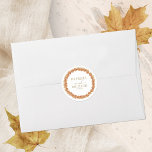Pegatina Redonda Caer enamorada El otoño deja Boda<br><div class="desc">Cree una suite boda elegante e intemporal con temática de otoño que refleje su estilo sin esfuerzo con detalles personalizados.</div>