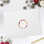Pegatina Redonda Caída enamorada Boda floral borgoña<br><div class="desc">Cree una suite boda elegante e intemporal con temática de otoño que refleje su estilo sin esfuerzo con detalles personalizados.</div>