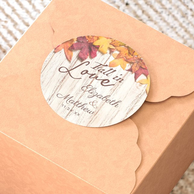 Pegatina Redonda Caída enamorada otoño deja a Boda de madera rústic (Fall in Love Wedding sticker is perfect for an autumn wedding with the changing of the leaves.)