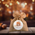 Pegatina Redonda Caída Floral Cottage Core Teacup Birthday Tea Fies<br><div class="desc">Sumérjase en la acogedora elegancia del otoño con nuestra colección de diseño "Fall Floral Cottage Core Teacup Birthday Tea Fiesta". Este encantador ilustracion está decorado con un delicado té blanco adornado con un elegante patrón de hojas, descansando con gracia en un platillo a juego. Alrededor de esta pieza central hay...</div>