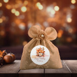 Pegatina Redonda Caída Floral Cottage Core Teacup Birthday Tea Fies<br><div class="desc">Sumérjase en la acogedora elegancia del otoño con nuestra colección de diseño "Fall Floral Cottage Core Teacup Birthday Tea Fiesta". Este encantador ilustracion está decorado con un delicado té blanco adornado con un elegante patrón de hojas, descansando con gracia en un platillo a juego. Alrededor de esta pieza central hay...</div>