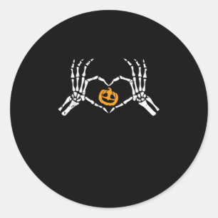 Pegatina Redonda Calabaza de disfraces para el corazón de la mano d