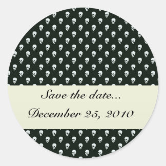 Pegatina Redonda Calavera blanca y peligrosa en la superficie negra