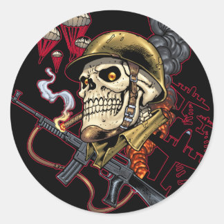 Pegatina Redonda Calavera con casco, aviones y bombas