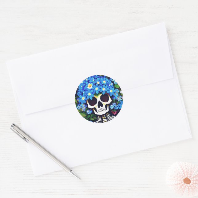 Pegatina Redonda Calavera con flores azules olvidadas-no-me (Sobre)