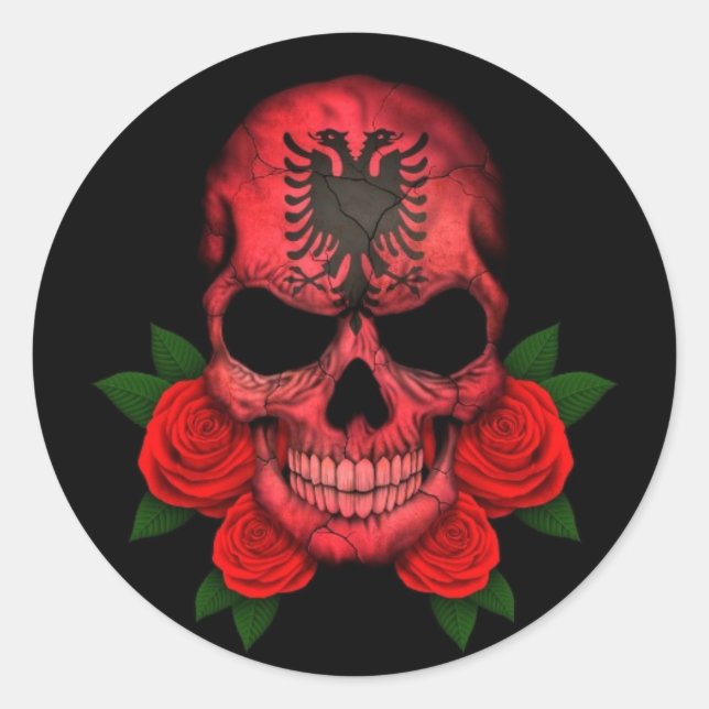 Pegatina Redonda Calavera de la bandera albanesa con rosas rojas (Anverso)