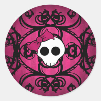 Pegatina Redonda Calavera gótica aguda sobre fuschia y negro