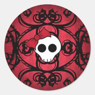 Pegatina Redonda Calavera gótica aguda sobre rojo y negro