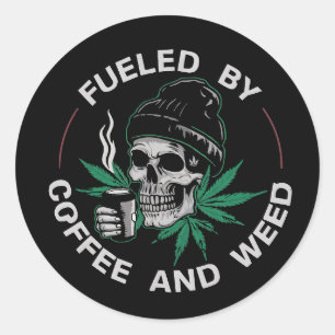 Pegatina Redonda calavera y sujetando una taza de café humeante