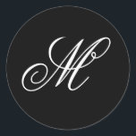 Pegatina Redonda Caligrafía de guión brillante Monograma blanco y n<br><div class="desc">pegatinas minimalistas de monograma en blanco y negro para las etiquetas de su favor o también correspondencia con los invitados. El monograma presenta una caligrafía de guión sofisticada. Se puede personalizar el color negro de color sólido simple para que coincida con su boda.</div>