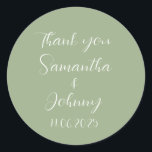 Pegatina Redonda Caligrafía de sabio verde Boda de pareja elegante<br><div class="desc">Sellos para sobres verdes,  sabrosos,  elegantes y sencillos de Boda. Personalízalo con tus nombres.</div>