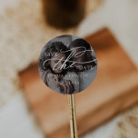 Pegatina Redonda Caligrafía romántica Foto oscura Guardar la fecha<br><div class="desc">Esta caligrafía romántica y oscura foto,  salvo el pegatina de citas,  es perfecta para un simple boda. El moderno diseño clásico presenta vistosos remolinos y florituras con una preciosa y elegante tipografía con letras a mano. Personaliza a los pegatinas con tu foto,  nombres y fecha de boda.</div>