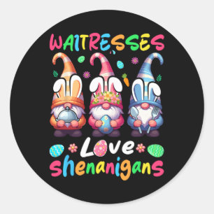 Pegatina Redonda Camareras disfrazan a Shenanigans engendran tres g